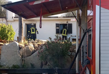 Incendio a Loceri: casa rurale devastata dalle fiamme 