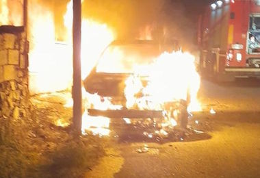 Auto devastata dalle fiamme nella notte a Fonni