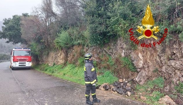 Frana a Santu Lussurgiu: massi sulla carreggiata, limitazioni al traffico