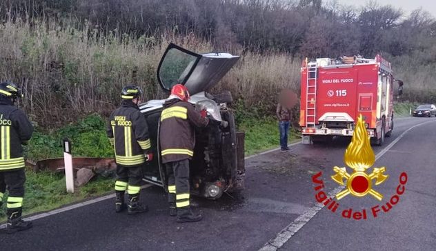 Cuglieri. Auto finisce fuori strada e si ribalta su un fianco