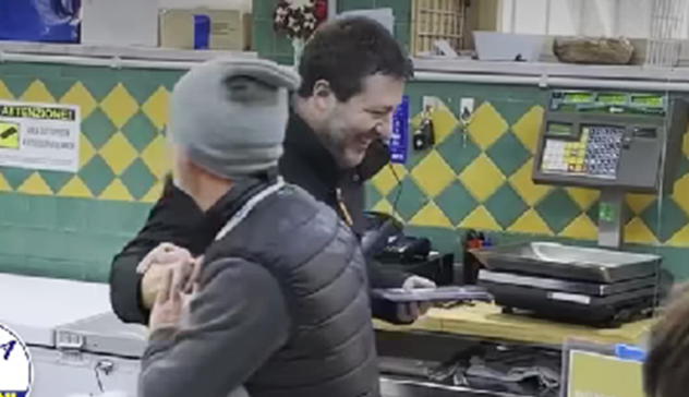 Salvini al mercato Cagliari: selfie, abbracci e qualche contestazione 