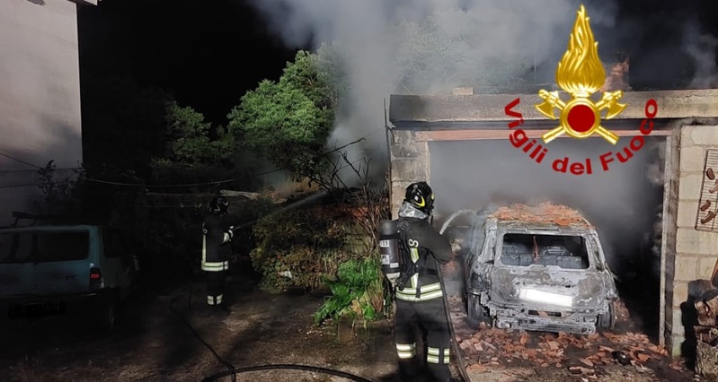 Due Fiat in fiamme a Tadasuni nell notte
