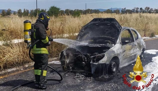 Auto in fiamme a Ozieri: salvi due turisti francesi