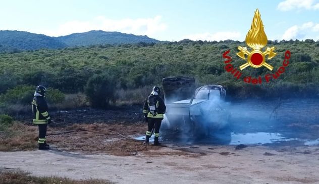 Auto abbandonata prende fuoco in Costa Smeralda