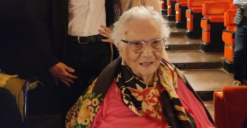 Cagliari. Lisetta, 109 anni, assiste al balletto a teatro insieme a studenti e anziani