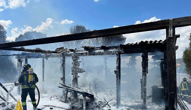 Incendio di un capanno in legno a Olbia, interviene il 115