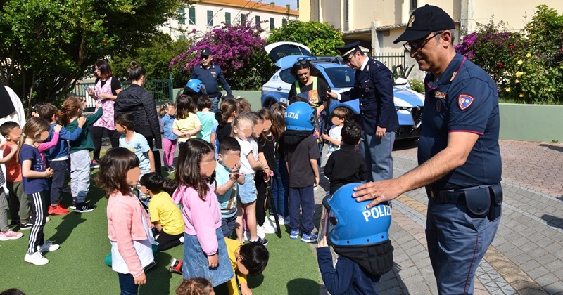 Alghero. La polizia incontra i bambini della scuola dell'infanzia