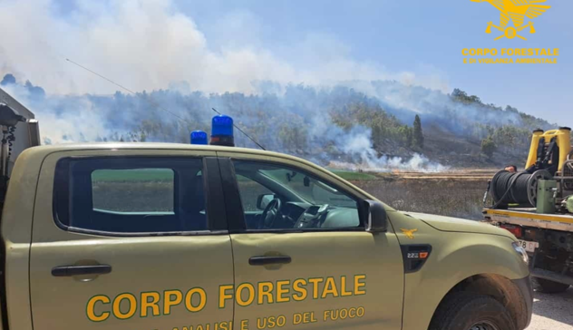 Otto incendi in Sardegna, elicottero in azione a Decimomannu