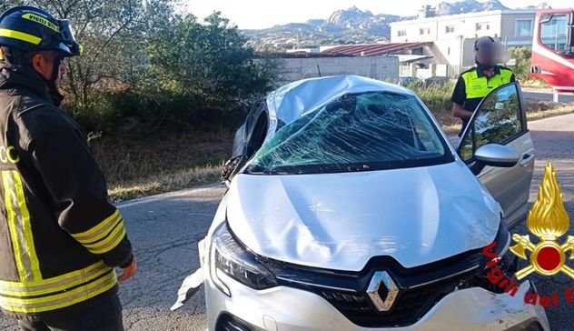 Auto fuori strada ad Arzachena: conducente in ospedale