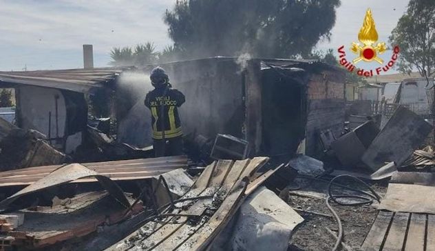 Casolare in fiamme a Selargius, intervengono i Vigili del fuoco