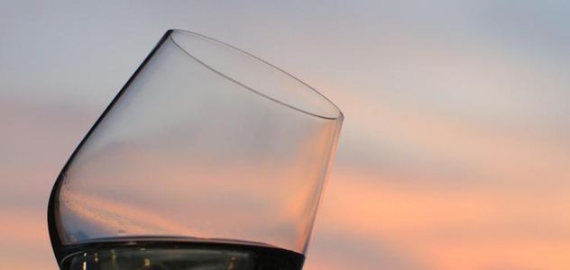 'Più ubriachi e cuore a rischio', alert dalla scienza per chi beve in volo