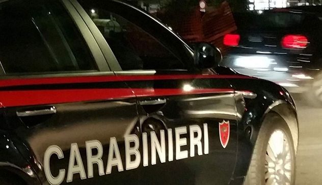 Ruba auto del sindaco e si schianta sul municipio nella Bergamasca