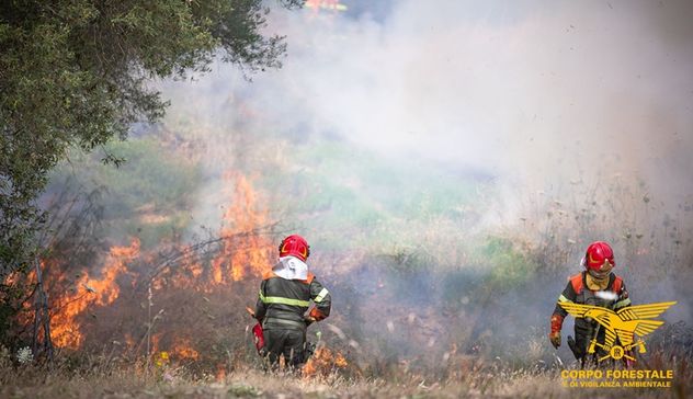 Oggi 13 incendi in Sardegna, due elicotteri a Jerzu