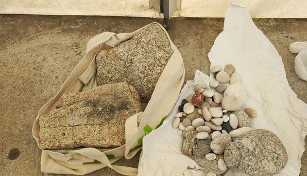 Olbia, nascondono pietre 'rubate' dalle spiagge: turisti fermati