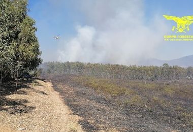 Un incendio minaccia le case a Zerfaliu, anche i Canadair in azione
