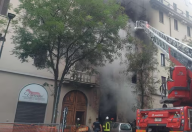 Autofficina in fiamme a Milano, una famiglia rimane vittima