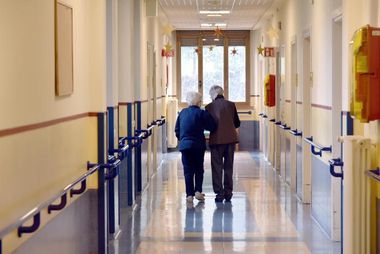 Anziani, '1 su 3 vittima di abusi', da geriatri vademecum segnali allarme