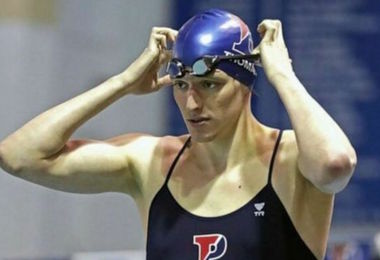 “Troppo forte rispetto alle donne”, nuotatrice trans non può gareggiare alle Olimpiadi