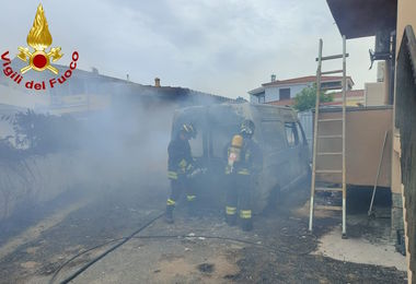 Ambulanza distrutta dalle fiamme a San Teodoro, soccorsi 2 disabili