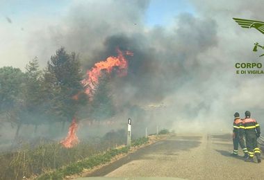 Oggi in Sardegna 19 incendi: elicotteri in azione