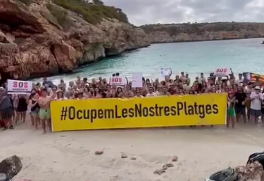 Calo des Moro: residenti cacciano influencer dalla spiaggia 
