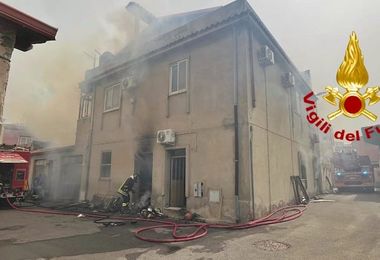 Incendio in una casa a Maracalagonis, coppia di anziani in salvo
