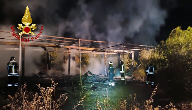 Box container distrutto dalle fiamme: paura nella notte a Bari Sardo