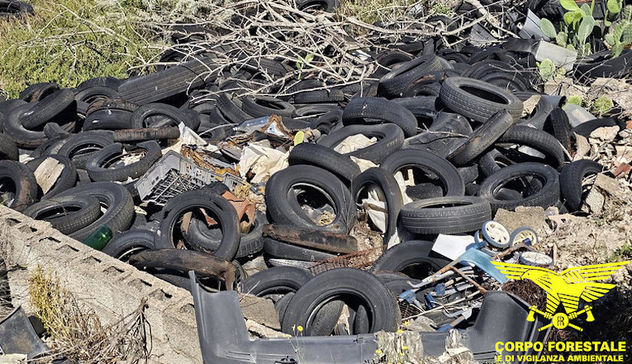 Cani senza guinzaglio e abbandono di rifiuti, multe e denunce a Molentargius