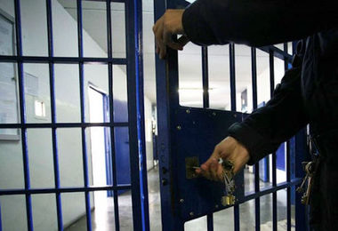 Detenuto si dà fuoco in carcere a Bancali, agenti ustionati 