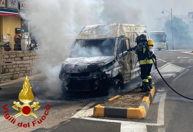 Olbia: furgone a fuoco, conducente ferma il mezzo e si salva