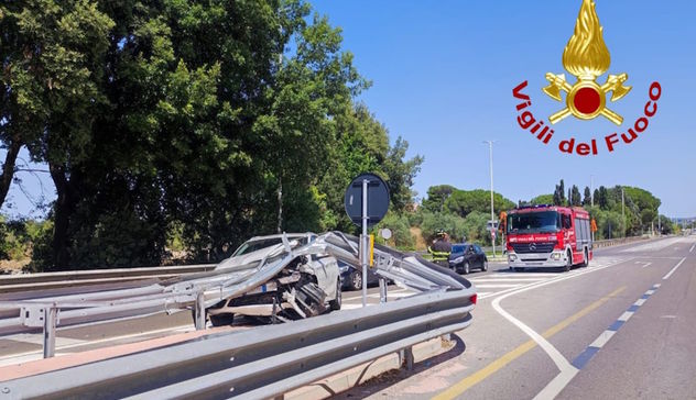 Sassari, perde controllo dell’auto e finisce contro guardrail: trasportata in ospedale