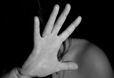 Bologna: violentata, si butta dalla finestra per scappare