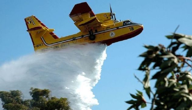 Tre vasti incendi in Sardegna: in azione elicotteri e canadair