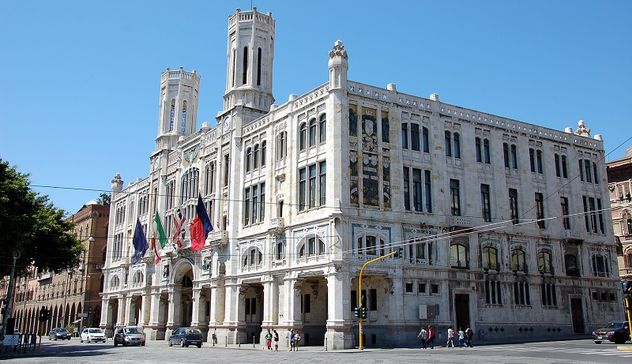 Cagliari, sit-in ambientalisti davanti al Comune contro il rigassificatore 