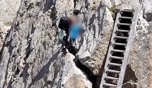 Sulla ferrata con il bambino in braccio: il video diventa virale