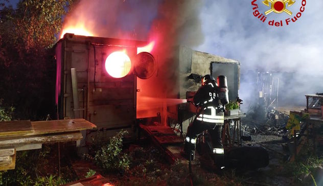 Auto e container divorati dalle fiamme: notte di paura a Budoni