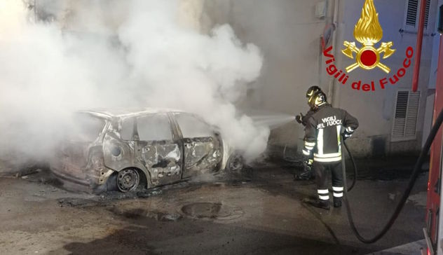 Paura nella notte a Tula, auto incendiata e famiglia intossicata