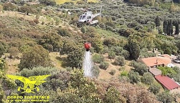 Sedici incendi oggi in Sardegna, elicottero a Nuoro