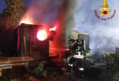 Auto e container divorati dalle fiamme: notte di paura a Budoni