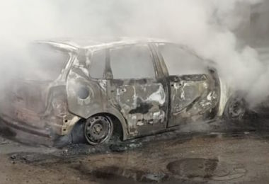 Paura nella notte a Tula, auto incendiata e famiglia intossicata
