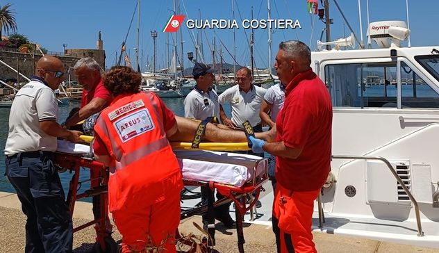 Alghero. Ventiseienne punto da medusa soccorso dalla Guardia Costiera