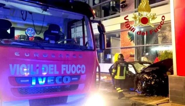 Terribile schianto nella notte, morti quattro giovani dai 19 ai 21 anni