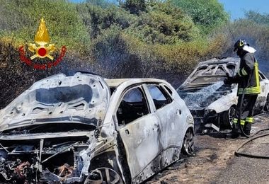 triniDue auto distrutte dalle fiamme a Trinità