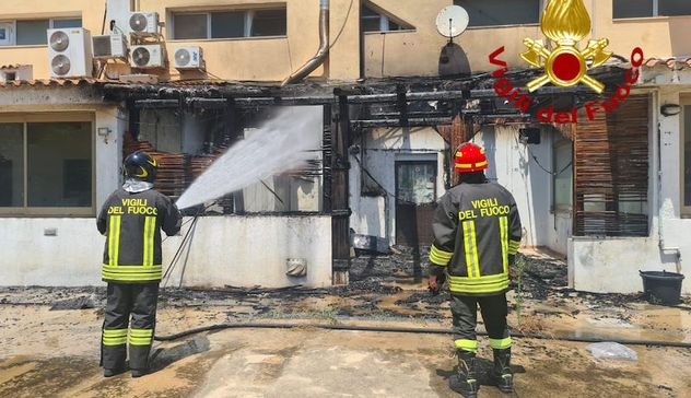 Olbia. Veranda di un locale distrutta dalle fiamme