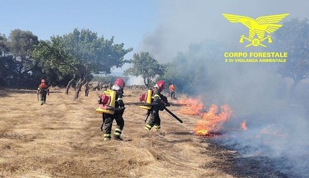 Oggi in Sardegna 16 incendi, elicotteri a Dolianova, Villasalto e Iglesias 