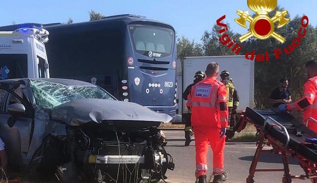 Sassari, incidente tra un pullman e un’auto, feriti estratti dalle lamiere