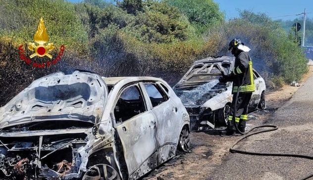 triniDue auto distrutte dalle fiamme a Trinità