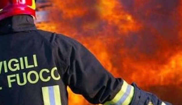 Tragedia a Matera, morti due vigili del fuoco mentre spegnevano un incendio