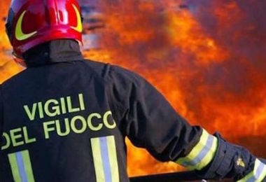Tragedia a Matera, morti due vigili del fuoco mentre spegnevano un incendio