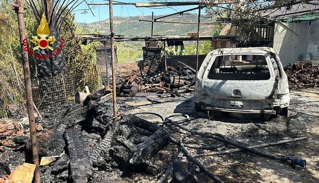 Auto in fiamme a Bosa: il rogo arriva alla legnaia